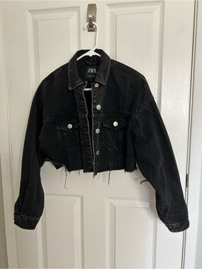 Zara Black Cropped Denim Jacket, Size XSmall.